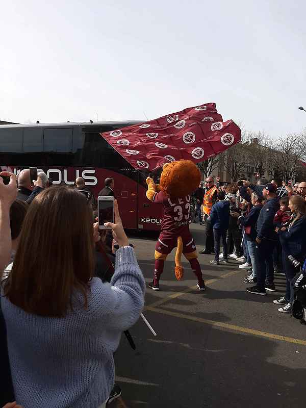 L&eacute;o &agrave; l'arriv&eacute;e du bus des joueurs de l'UBB